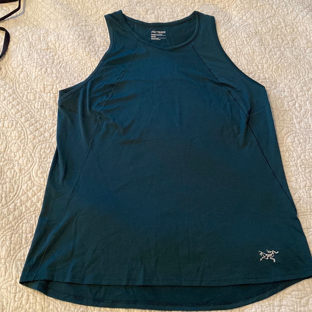 Arc’teryx tank size medium
